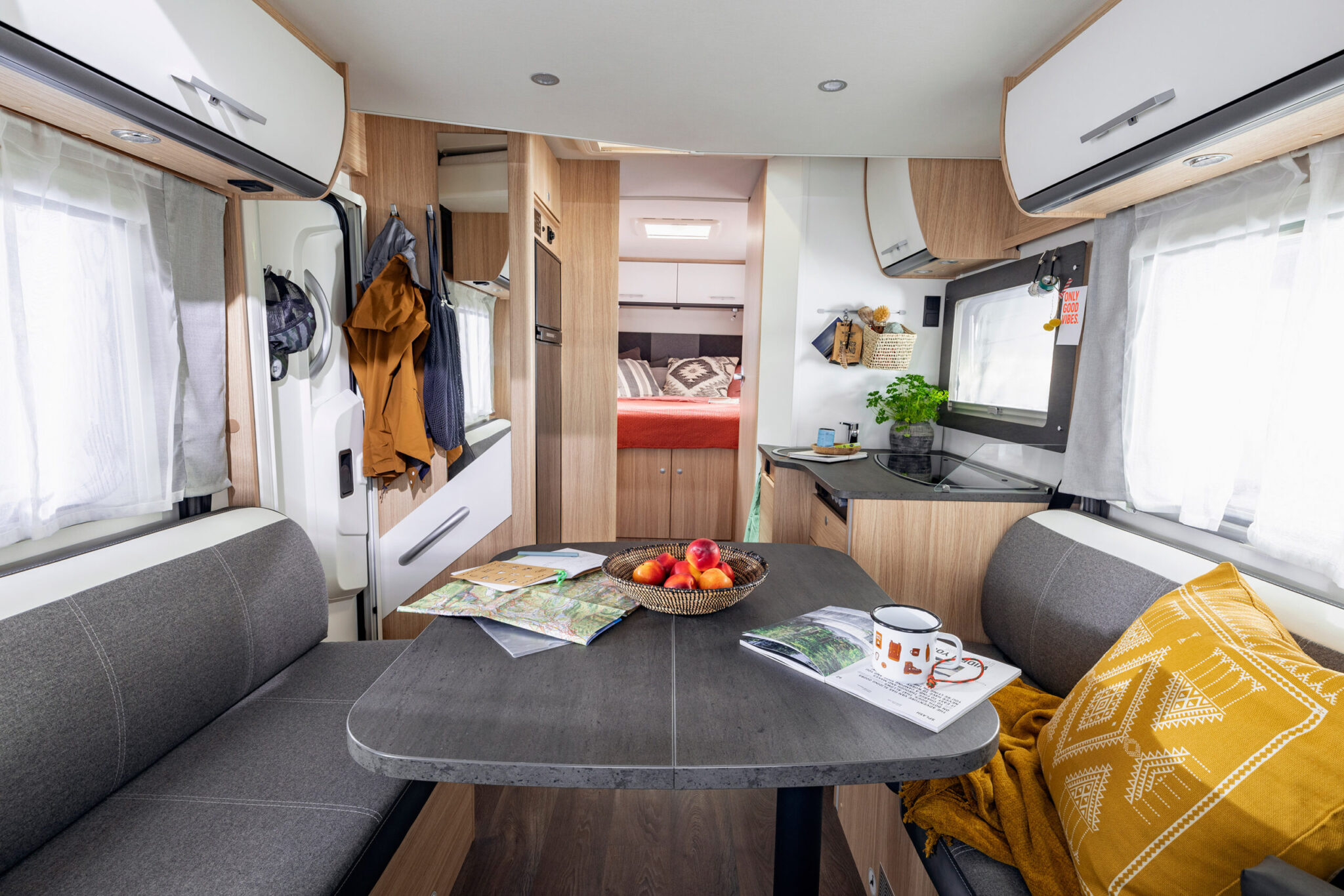 Teilintegriertes Wohnmobil mit 4 Schlafplätzen (Queensbett) – LE